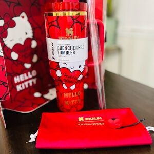 Quencher H2.0 Tumbler 40oz Hello Kitty red design